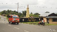 Tugu yang menandakan gerbang masuk ke Kampung Tulehu, Ambon