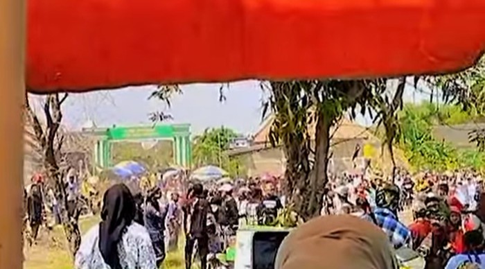 Viral video karnaval di Lamongan ricuh.