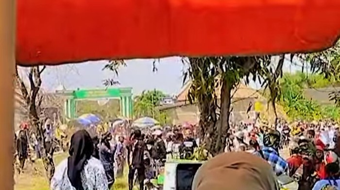 Viral video karnaval di Lamongan ricuh.