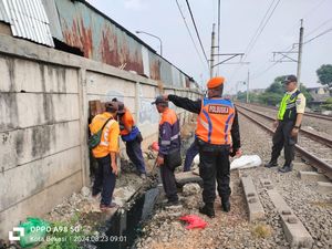 Heboh Warga Bobol Pagar Pembatas Jalur KA di Pasar Baru, KAI: Dilarang Keras!