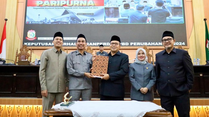 Wali Kota Makassar Moh Ramdhan Danny Pomanto usai penandatangan APBD-P 2024 bersama pimpinan DPRD Makassar.