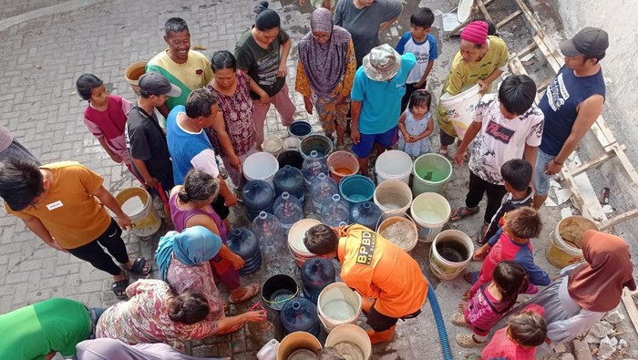 Warga antre bantuan air bersih