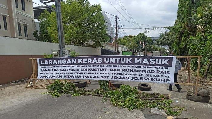 Warga menutup Jalan Gatot Subroto, Tallo, Makassar, yang lahannya belum diganti rugi oleh Pemkot. Dokumen Istimewa