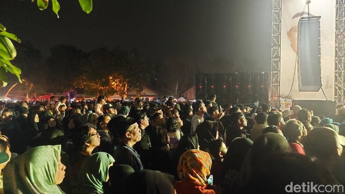 Warga menyaksikan kedatangan Dedi Mulyadi di Leuwigajah
