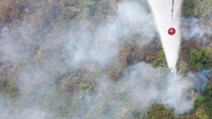 Pemadaman kebakaran hutan dan lahan (Karhutla) dengan helikopter water bombing dilakukan di beberapa wilayah Sumatera Selatan (Sumsel). Enam helikopter dikerahkan untuk penyiraman di wilayah yang terbakar.