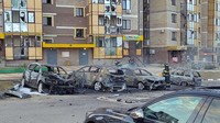 Petugas pemadam kebakaran memadamkan mobil yang terbakar di halaman gedung apartemen setelah serangan rudal oleh Angkatan Bersenjata Ukraina di kota Belgorod, Rusia. (Saluran Telegram Gubernur Daerah Belgorod Vyacheslav Gladkov melalui AP)  