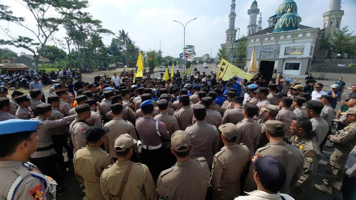 Aksi unjuk rasa warnai pelantikan anggota DPRD Tasikmalaya..