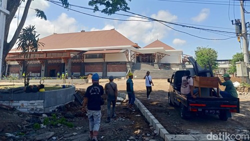Aktifitas proyek pengerjaan Pasar Umum Negara, Kecamatan Jembrana, Kabupaten Jembrana, Bali, yang masih dilakukan meski sudah jatuh tempo, Minggu (1/9/2024). (I Putu Adi Budiastrawan/detikBali).