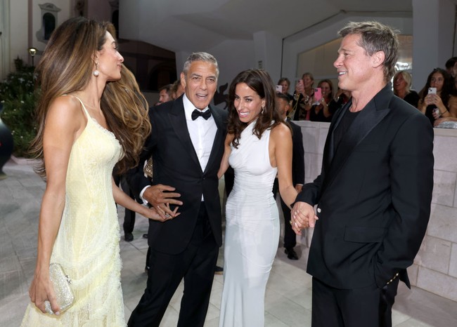 Brad Pitt mengak kekasihnya, Ines de Ramon. Sementara George Clooney menggandeng sang istri, Amal Clooney. (Foto: Pascal Le Segretain/Getty Images)