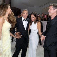 Brad Pitt mengak kekasihnya, Ines de Ramon. Sementara George Clooney menggandeng sang istri, Amal Clooney. (Foto: Pascal Le Segretain/Getty Images)