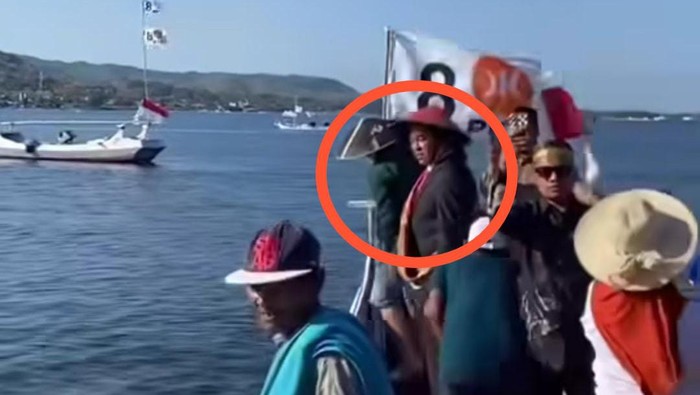 Anggota DPRD Parepare, Sappe naik perahu dikawal simpatisannya menuju lokasi pelantikan.