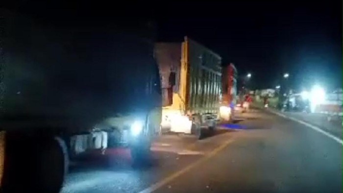 Angkutan batubara melintasi jalan umum semalam secara diam-diam