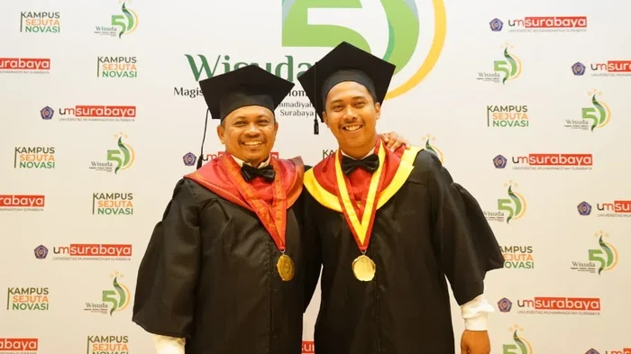Arifan dan Zidan adalah ayah-anak yang lulus bareng dari UM Surabaya