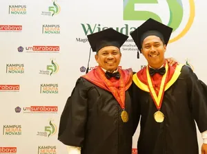 Kompak! Begini Jadinya Jika Ayah dan Anak Lulus Kuliah Bareng