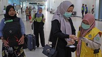 Petugas Balai Besar Kekarantinaan Kesehatan (BBKK) Soekarno-Hatta memeriksa dokument kesehatan penumpang dari luar negeri setibanya di Terminal 3 Internasional Bandara Soekarno Hatta, Tangerang, Banten.