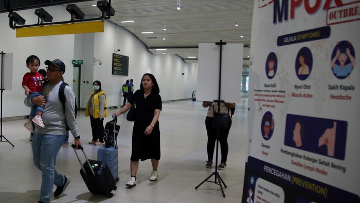 Penumpang dari luar negeri melintas di area pemindai suhu tubuh milik Balai Besar Kekarantinaan Kesehatan (BBKK) Soekarno-Hatta setibanya di Terminal 3 Internasional Bandara Soekarno Hatta, Tangerang, Banten, Senin (2/9/2024). Seiring dengan meningkatnya kasus cacar monyet atau Monkeypox (MPOX) di sejumlah negara, BBKK Soekarno-Hatta bekerja sama dengan PT Angkasa Pura II Kantor Cabang Utama Bandara Soekarno Hatta meningkatkan pengawasan terhadap masuknya penumpang dari luar negeri. ANTARA FOTO/Muhammad Iqbal/Spt.