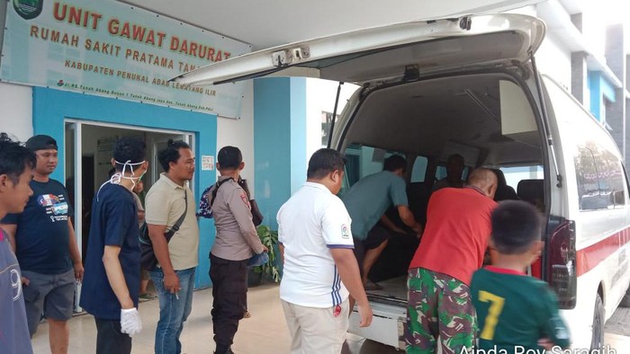 Basuki (53)  ditemukan tewas gantung diri saat dievakuasi ke rumah sakit.