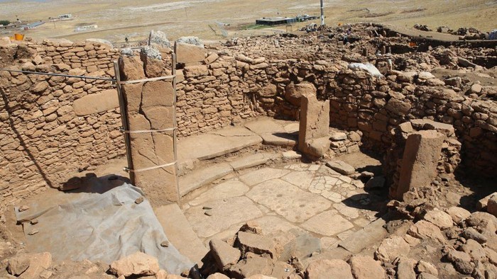 Batu Berukir Keledai Ditemukan di Situs Berusia 12.000 Tahun di Turki SANLIURFA, TURKIYE - AUGUST 29: A view of the figure of a running wild donkey carved on stone from the Neolithic period during excavations at Karahantepe in Sanliurfa, Turkiye on August 29, 2024. During excavations at Karahantepe, a Neolithic-era stone carving of a running wild donkey was unearthed. The 2024 excavations at Karahantepe are ongoing, revealing more than 250 Neolithic 'T'-shaped obelisks. (Photo by Muslum Etgu/Anadolu via Getty Images)