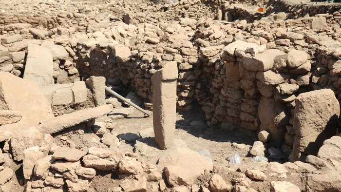 Batu Berukir Keledai Ditemukan di Situs Berusia 12.000 Tahun di Turki SANLIURFA, TURKIYE - AUGUST 29: A view of the figure of a running wild donkey carved on stone from the Neolithic period during excavations at Karahantepe in Sanliurfa, Turkiye on August 29, 2024. During excavations at Karahantepe, a Neolithic-era stone carving of a running wild donkey was unearthed. The 2024 excavations at Karahantepe are ongoing, revealing more than 250 Neolithic 'T'-shaped obelisks. (Photo by Muslum Etgu/Anadolu via Getty Images)