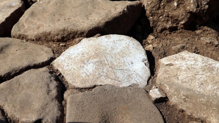Batu Berukir Keledai Ditemukan di Situs Berusia 12.000 Tahun di Turki SANLIURFA, TURKIYE - AUGUST 29: A view of the figure of a running wild donkey carved on stone from the Neolithic period during excavations at Karahantepe in Sanliurfa, Turkiye on August 29, 2024. During excavations at Karahantepe, a Neolithic-era stone carving of a running wild donkey was unearthed. The 2024 excavations at Karahantepe are ongoing, revealing more than 250 Neolithic 'T'-shaped obelisks. (Photo by Muslum Etgu/Anadolu via Getty Images)