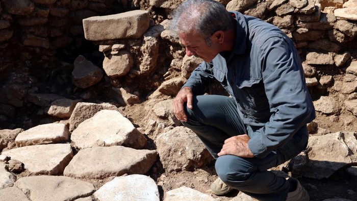 Batu Berukir Keledai Ditemukan di Situs Berusia 12.000 Tahun di Turki SANLIURFA, TURKIYE - AUGUST 29: A view of the figure of a running wild donkey carved on stone from the Neolithic period during excavations at Karahantepe in Sanliurfa, Turkiye on August 29, 2024. During excavations at Karahantepe, a Neolithic-era stone carving of a running wild donkey was unearthed. The 2024 excavations at Karahantepe are ongoing, revealing more than 250 Neolithic 'T'-shaped obelisks. (Photo by Muslum Etgu/Anadolu via Getty Images)