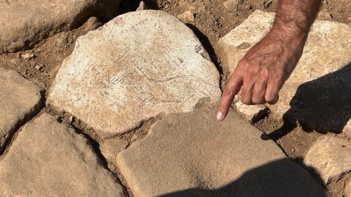 Batu Berukir Keledai Ditemukan di Situs Berusia 12.000 Tahun di Turki SANLIURFA, TURKIYE - AUGUST 29: A view of the figure of a running wild donkey carved on stone from the Neolithic period during excavations at Karahantepe in Sanliurfa, Turkiye on August 29, 2024. During excavations at Karahantepe, a Neolithic-era stone carving of a running wild donkey was unearthed. The 2024 excavations at Karahantepe are ongoing, revealing more than 250 Neolithic 'T'-shaped obelisks. (Photo by Muslum Etgu/Anadolu via Getty Images)
