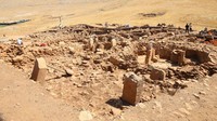 Wilayah pemukiman ini diberi nama Tas Tepeler, yang secara harfiah berarti Stone Hills/Bukit Batu. Meliputi area seluas 200 kilometer dari ujung ke ujung, Tas Tepeler merupakan wilayah Anatolia dan Mesopotamia Hulu yang menjadi tempat tinggal komunitas pemukiman paling awal. Tas Tepeler memiliki 12 situs utama, termasuk Gobeklitepe, Karahantepe, Harbetsuvan, Gurcutepe, Kurttepesi, Taslıtepe, Sefertepe, Ayanlar, Yogunburc, Sayburc, Cakmaktepe, dan Yenimahalle. 