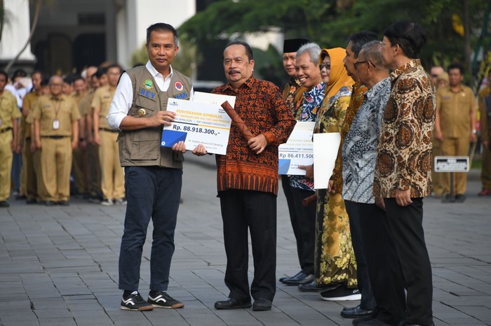 Bey Serahkan SK ke ASN Purnatugas