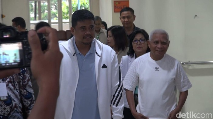 Bobby Nasution dan Surya saat akan menjalani tes kesehatan (Nizar Aldi/detikcom)