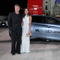 Brad Pitt mengenakan setelan serba hitam dari koleksi Louis Vuitton. Jas tuxedo model double-breasted dipadukan dengan celana panjang berpotongan lebar yang mennonjolkan gaya retro. Foto: Pascal Le Segretain/Getty Image