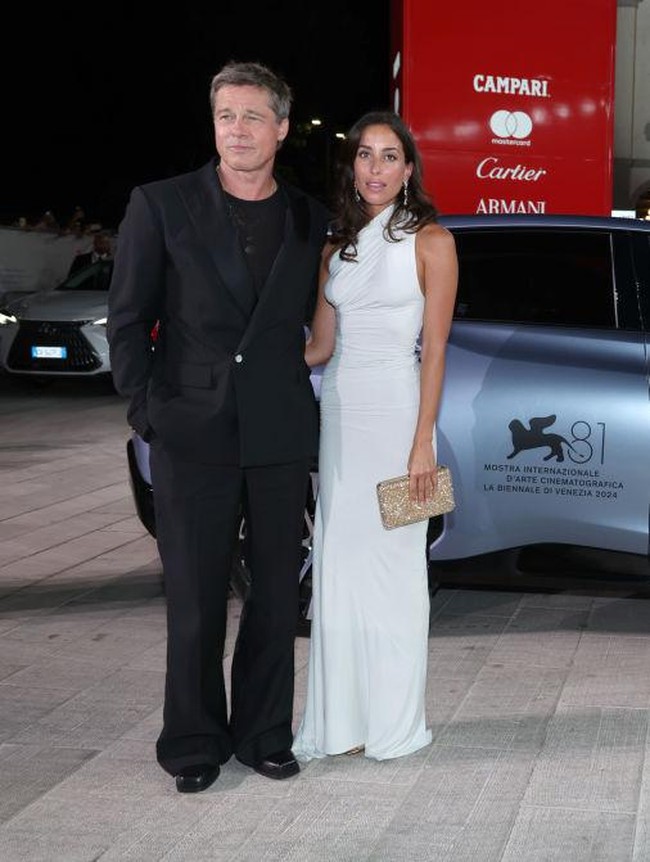 Brad Pitt mengenakan setelan serba hitam dari koleksi Louis Vuitton. Jas tuxedo model double-breasted dipadukan dengan celana panjang berpotongan lebar yang mennonjolkan gaya retro. Foto: Pascal Le Segretain/Getty Image