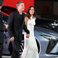 Tak luput dari sorotan, Ines memastikan penampilannya maksimal dalam balutan gaun putih berbahu asimetris. Perempuan 31 tahun yang berprofesi sebagai desainer aksesori itu melengkapi gayanya dengan clutch berkilauan. (Foto: Daniele Venturelli/Getty Images)