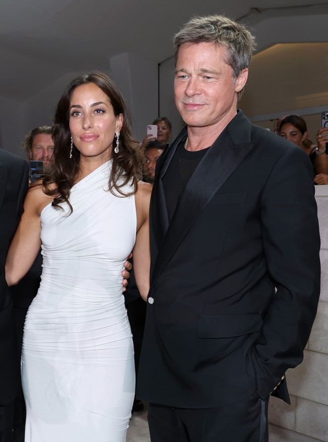 Brad Pitt dan Ines de Ramon memilih red carpet Venice Film Festival 2024 untuk mengonfirmasi hubungan asmara mereka. Foto: Pascal Le Segretain/Getty Images