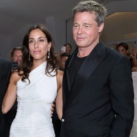 Brad Pitt mengenakan setelan serba hitam dari koleksi Louis Vuitton. Jas tuxedo model double-breasted dipadukan dengan celana panjang berpotongan lebar yang mennonjolkan gaya retro. (Foto: Instagram)