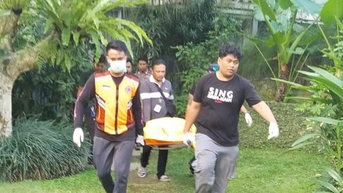 Petugas BPBD Badung dan polisi mengevakuasi jasad perempuan asal Perancis berinisial AI, Minggu kemarin.