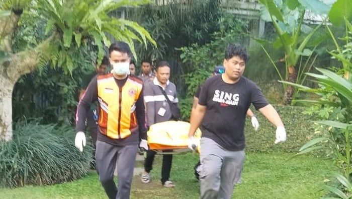 Petugas BPBD Badung dan polisi mengevakuasi jasad perempuan asal Perancis berinisial AI, Minggu kemarin.