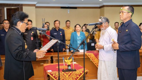 Bupati Badung I Nyoman Giri Prasta melantik Ida Bagus Surya Suamba sebagai Penjabat (Pj) Sekretaris Daerah (Sekda) Badung, Senin (2/9/2024). (Foto: Dok. Pemkab Badung)