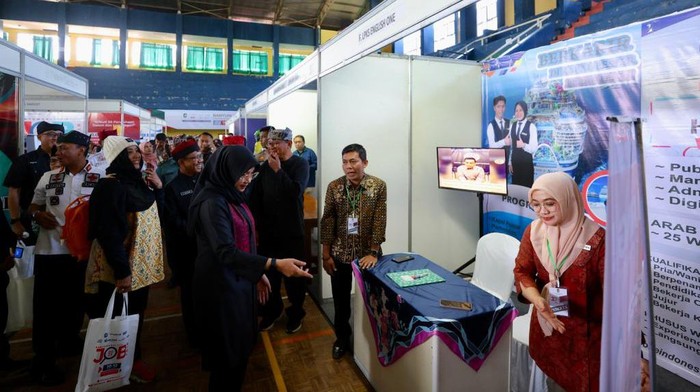 Bupati Ipuk melihat langsung Banyuwangi Job Fair yang menyediakan ribuan lowongan kerja.