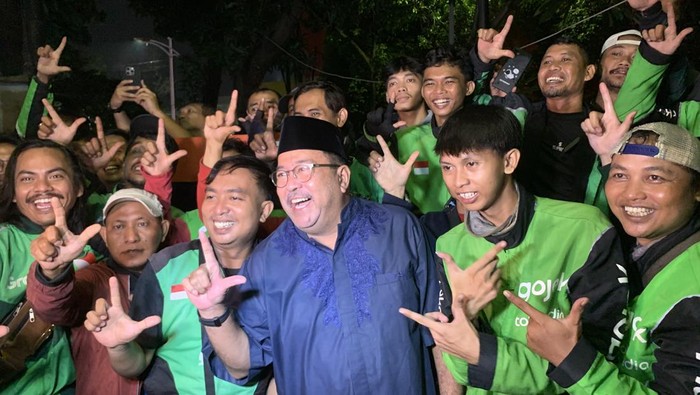Cawagub Jakarta Rano Karno bertemu driver ojol di Jakbar.