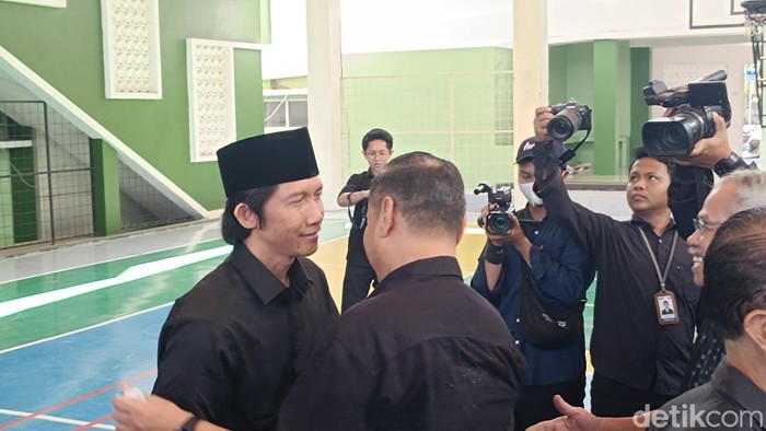 Civitas akademika FK Undip memberi dukungan kepada Dekannya, Yan Wisnu Prajoko, usai praktiknya disetop sementara di RSUP dr Kariadi, Senin (2/8/2024).
