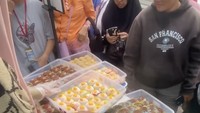 Viral di media sosial! Mochi Moe Moe di dekat Apartemen Kalibata City selalu diburu pembeli. Harganya Rp 5 ribu per buah dengan pilihan 28 rasa klasik hingga kekinian. Foto: langsung_laper