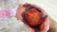 Membicarakan mochi daifuku, supermarket Jepang Papaya juga menawarkannya. Harganya sekitar Rp 13 ribu per buah dengan varian stroberi kacang merah jadi andalan. Foto: detikfood