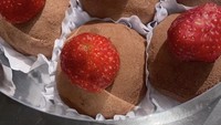 Menawarkan mochi dengan sistem pre order, Mocheww juga bisa jadi pilihan untuk jajan daifuku. Pengirimannya ke Ciputat, Tangsel, hingga Depok. Rasanya ada choco truffle hingga ichigo daifuku choco. Harganya Rp 20 ribu per 1 pak isi 3. Foto: mocheww_