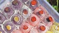 Serba Rp 5 ribu! Daifuku Mochi Teh Dela menawarkan menunya di kawasan Kedaung, Anyer. Pilihan rasa buah seperti anggur Muscat dan stroberi jadi favorit. Foto: daifukumochitd