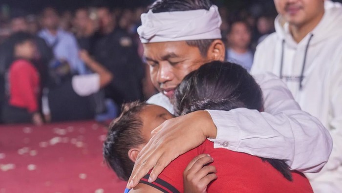Dedi Mulyadi Beri Bantuan