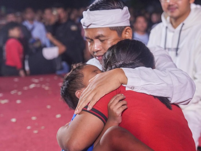 Dedi Mulyadi Beri Bantuan