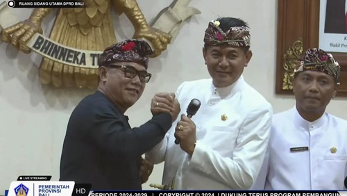 Dewa Jack ketika menerima palu sidang seusai ditunjuk sebagai Ketua Sementara DPRD Bali, Senin (2/9/2024). (Ist/Pemerintah Provinsi Bali)