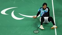 Dalam pertandingan di La Chapelle Arena, Paris, Senin (2/9/2024), Qonitah ketinggalan 8-11 dari Xiao Zuxian saat interval gim pertama. Setelah mengelap keringat, Qonitah tak mampu bangkit hingga akhirnya kalah dengan skor 14-21 dengan durasi 15 menit.  
