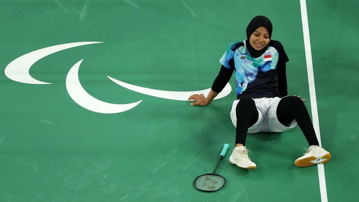 Dikalahkan Wakil China, Qonitah Gagal Raih Emas PARIS, FRANCE - SEPTEMBER 02: Zuxian Xiao of Team China celebrates victory in the Women's Para Badminton Singles SL3 Gold Medal Match against Qonitah Ikhtiar Syyakuroh of Team Indonesia on day five of the Paris 2024 Summer Paralympic Games at Porte de La Chapelle Arena on September 02, 2024 in Paris, France. (Photo by Steph Chambers/Getty Images)