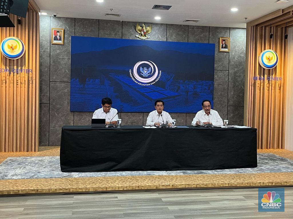 Direktur Jenderal Penguatan Daya Saing Produk Kelautan dan Perikanan KKP Budi Sulistiyo  (tengah) saat konferensi pers tentang ekspor udang di kantornya, Jakarta, Senin (2/9/2024)  (CNBC Indonesia/Rindi Salsabila)
